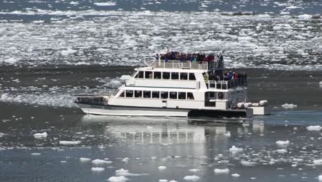 Pequeño-Barco-A-Motor-Navegando-En-Las-Aguas-Heladas-De-Tarr-Inlet-En-Alaska,-Glacier-Bay