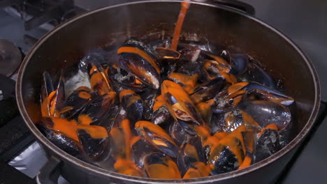 Cooking-mussels-with-butter,-white-wine-and-spicy-sauce