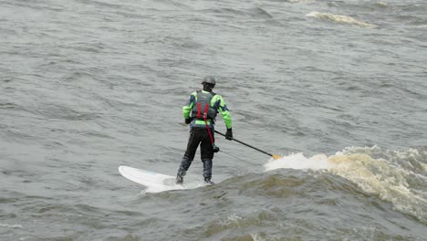 Longboard-Surfer-Reitet-Auf-Der-Welle-Einer-Welle,-Die-Von-Den-Stromschnellen-Des-Ottawa-River-Erzeugt-Wird