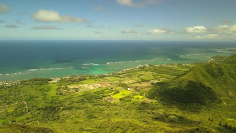 Luftaufnahme-Von-Den-Bergen-Einer-Küste-In-Hawaii