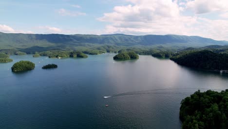 Luftaufnahme-Hoch-über-Dem-South-Holston-Lake-In-Ost-Tennessee-In-Der-Nähe-Von-Bristol,-Virginia