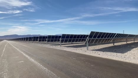 Campo-De-Paneles-Solares-En-El-Desierto-De-Nevada-Financiado-Por-Mgm-Entertainment