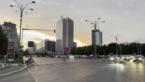 Siegesplatz-Mit-Hohem-Verkehrsaufkommen-Und-Schönem-Sonnenuntergang,-Bukarest,-Rumänien