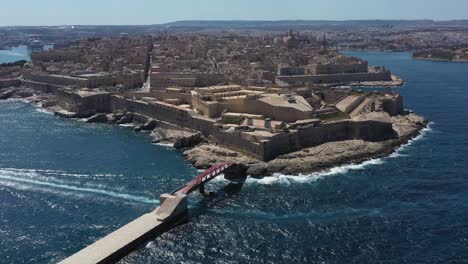 Drohnen-Luftaufnahmen-Der-Stadt-Valletta,-Ihres-Wellenbrechers-Und-Des-Großen-Mittelmeerhafens,-Malta