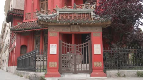 Eingangstor-Der-Pagode-Paris-In-Frankreich-Mit-Authentischer-Roter-Chinesischer-Fassade