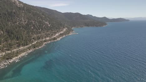 Drohne-Fliegt-Entlang-Der-Küste-Von-Lake-Tahoe-In-Der-Nähe-Von-Incline-Village