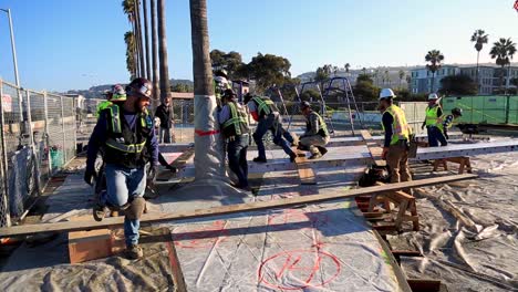 Gruppe-Von-Bauarbeitern,-Die-Arbeiten-Und-Mosaikkunst-Auf-Dem-Boden-Installieren