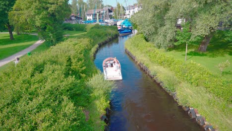 Ein-Kleines-Motorboot-Fährt-In-Den-Hafen-Am-Starnberger-See-Ein