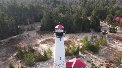 4K-Drohnenvideo-Vom-Crisp-Point-Lighthouse-In-Michigan-Im-Herbst
