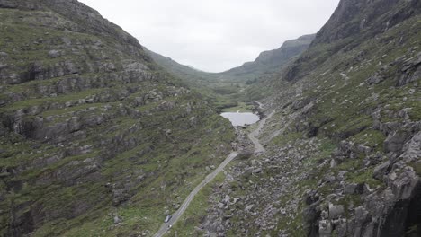 Road-In-Mountain-Valley-Leading-To-The-Lake-At-Gap-Of-Dunloe-In-Killarney-National-Park-In-Kerry-County,-Ireland