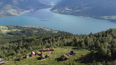 Raksetra-Zwischen-Stryn-Und-Loen-Norwegen---Sonnige-Tagesantenne-Mit-Berghütten-Und-Blick-Auf-Den-Fjord