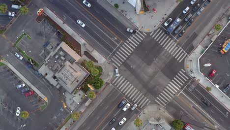 Luftaufnahme-Von-Oben,-Ansicht-Von-Menschen,-Die-In-Der-Stadt-Fahren,-Drohnenansicht