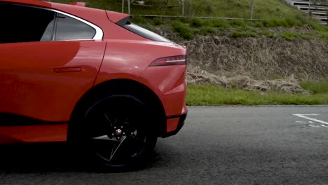 Jaguar-I-Pace-Orange-Front-End-Auto-Auf-Der-Rennstrecke