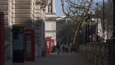 Fila-De-Cabinas-Telefónicas-Rojas-De-Londres-En-Parliament-Street-En-Westminster