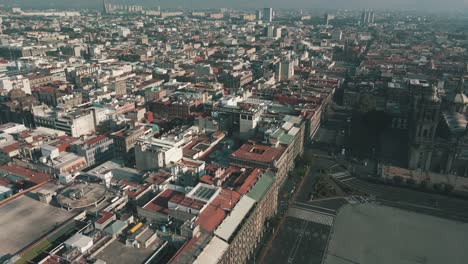 Vista-Rotacional-Del-Zócalo-De-La-Plaza-Principal-De-La-Ciudad-De-México-Con-Drones