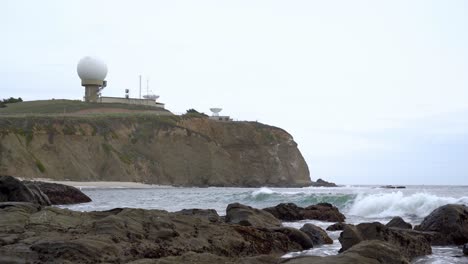 Panoramic-view-of-the-Pillar-Point-in-Half-Moon-Bay,-California-and-waves-crashing-onto-rocks