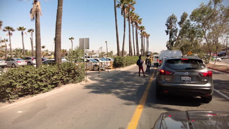 Straßenverkäufer-Nähern-Sich-Autos,-Die-Auf-Dem-Weg-Zur-Grenze-In-Tijuana,-Mexiko,-Sind