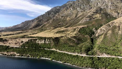 Carretera-Sinuosa-Alrededor-Del-Lago-Wakatipu,-Lugar-De-Vacaciones-Favorito,-Isla-Del-Sur,-Nueva-Zelanda---Antena