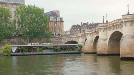 Pont-Neuf-,-Seine-river-and-"Les-Jardins-du-Pont-Neuf",-a-restaurant-on-a-barge