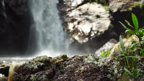 Nahaufnahme-Eines-Felsens-Mit-Schnell-Fallendem-Abgrund-Von-Der-Steilen-Klippe-Des-Tagu-Wasserfalls-In-Vietnam