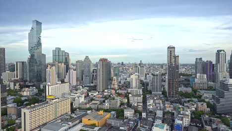 Bangkok,-Tailandia,-Paisaje-Urbano-Moderno-A-La-Izquierda-Con-El-Rascacielos-Mahanakhon-Emblemático-De-Bangkok