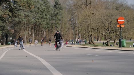 Gente-Caminando-Y-En-Bicicleta-En-El-Bois-De-La-Cambre-Libre-De-Automóviles-En-Elsene,-Bruselas,-Bélgica