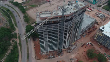 Antena-Sobre-Edificio-En-Construcción-En-Houston,-Texas