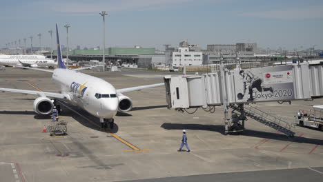 Jet-Bridge-Being-Moved-To-Skymark-Boeing-737-800-At-Haneda-Airport-In-Tokyo,-Japan