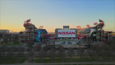 Aufsteigende-Luftaufnahme-Des-Nissan-Stadions-In-Der-Innenstadt-Von-Nashville,-Tennessee