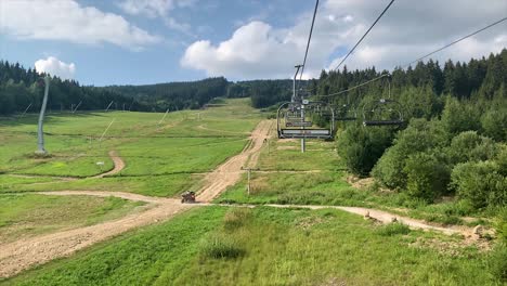 Leere-Skilift-Seilbahn-Am-Sonnigen-Sommertag-Mit-Blick-Auf-Den-Berg
