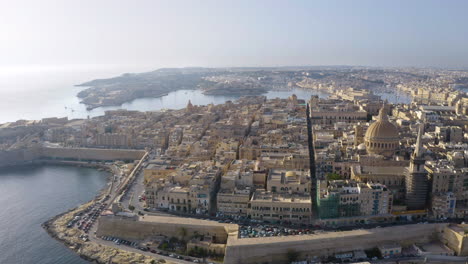 Küstenstadtzentrum-Und-Hafen-Von-Valletta,-Malta,-Rotierende-Luftaufnahme