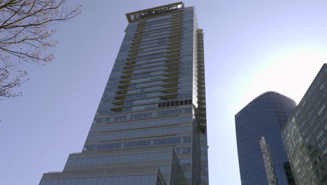 Architektonisches-Äußeres-Des-Shaw-Tower-Mit-Hinterleuchtetem-Sonnenlicht-In-Der-Innenstadt-Von-Vancouver,-BC,-Kanada