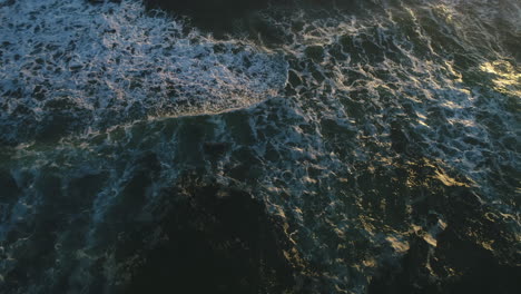 Luftaufnahme-Der-Meereswellen-Von-Oben-Nach-Unten-Während-Eines-Wunderschönen-Sonnenaufgangs-An-Der-Goldküste-Von-Miami-Beach,-Australien