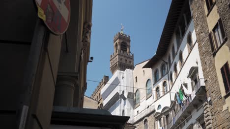 Blick-Aus-Der-Tiefwinkelansicht-Auf-Mietskasernen-Und-Das-Rathaus-Des-Palazzo-Vecchio-In-Florenz,-Italien