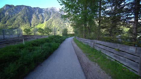 Zu-Fuß-Zum-Von-Bergen-Umgebenen-See