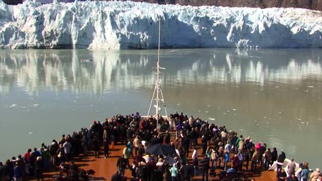 Kreuzfahrtschiffe-Besuchen-Im-Sommer-Gletscher-In-Alaska