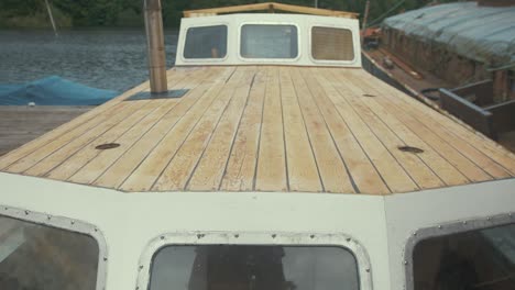 Geschliffene-Dachplanken-Eines-Holzboots-Kippen-Nach-Oben