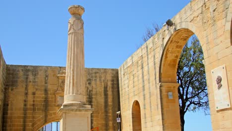 Antike-Denkmäler-Und-Gedenktafeln-In-Den-Oberen-Barrakka-Gärten-–-Valletta,-Malta
