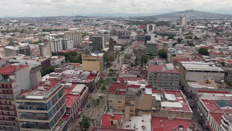 Kompakte-Gebäude-Im-Stadtzentrum-Von-Guadalajara-Tagsüber-In-Jalisco,-Mexiko