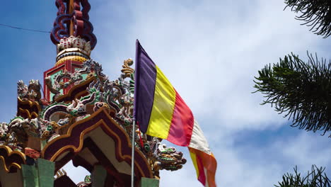 Die-Buddhistische-Flagge,-Ein-Universelles-Symbol-Des-Buddhismus,-Flattert-Im-Giac-Nguyen-Tempel-In-Vietnam