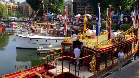 Vintage--Und-Klassische-Boote,-Darunter-Die-Queens-Barge-Gloriana-Im-St.-Catherine&#39;s-Dock-Während-Des-Classic-Boats-Festivals