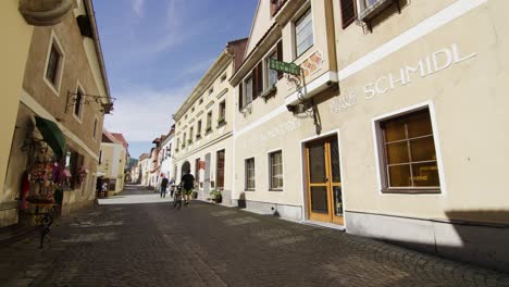 Straßenansicht-Mit-Fassade-Der-Bäckerei-Schmidl-In-Der-Stadt-Dürnstein---Österreich