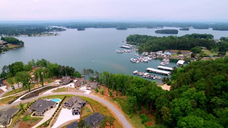 Aerial-Pullout-New-Homes-at-Lake-Keowee-in-South-Carolina,-Lake-Keowee-SC
