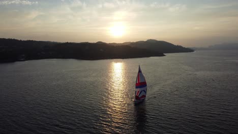 Segelboot-Fährt-Langsam-Durch-Den-Beruhigenden-Sonnenuntergang-Auf-Dem-Weg-Zum-Offenen-Meer---Norwegischer-Sommer-Durch-Leroyosen-Und-Marsteinen