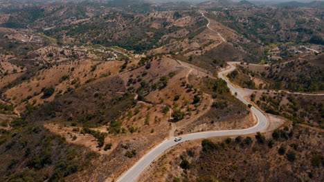 Conducción-De-Camiones-En-Carretera-De-Montaña-En-Algarve,-Portugal-Durante-El-Día