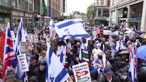 Pro-israelische-Demonstranten-Schwenken-Israelische-Und-Britische-Flaggen-Und-Anti-Hamas-Plakate-Während-Eines-Pro-israelischen-Protests-Vor-Der-Israelischen-Botschaft-In-London