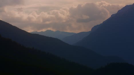 Berge-Mit-Rauch-Und-Wolken-Im-Morgengrauen