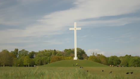 Päpstliches-Kreuz---Edelstahlkreuz-Auf-Einem-Hügel-Im-Phoenix-Park,-Dublin,-Irland---Nach-Oben-Geneigte-Aufnahme