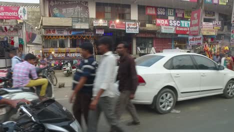 Gente-Comprando-Afuera-A-Lo-Largo-De-Los-Puestos-Callejeros-En-Agra,-India