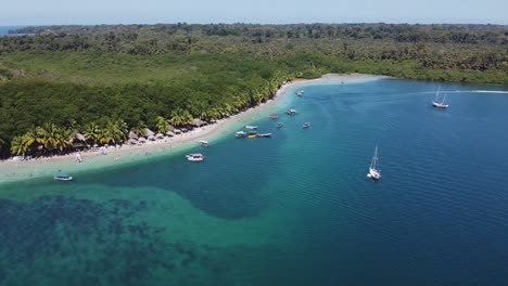 La-Antena-Giratoria-Presenta-Una-Hermosa-Playa-Turística-Del-Caribe-En-Panamá.